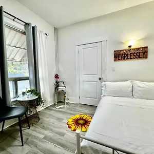  Holiday home With 2 Bedrooms A King Bed Queen Bed And An Extra Sofa Bed Located 10 Minutes From Seatac Airport And 20 Minutes From Downtown